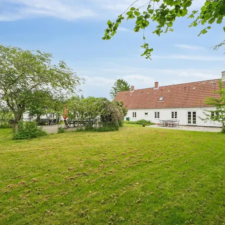 Large Charming House For 12 Guests Nyaraló