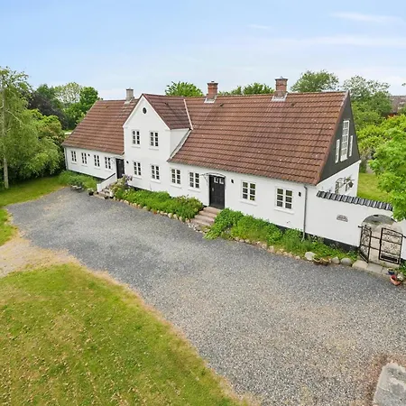 Large Charming House For 12 Guests Snøde